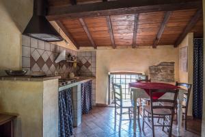A kitchen or kitchenette at Agriturismo Goccia di Luna