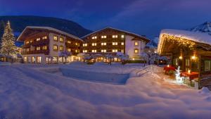 a resort in the snow at night at Alpenhotel Tirolerhof in Neustift im Stubaital