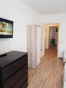 um quarto com uma cómoda e uma porta para um corredor em AB Apartment Objekt 24 em Stuttgart
