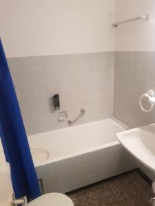ein Badezimmer mit einer Badewanne, einem WC und einem Waschbecken in der Unterkunft AB Apartment Objekt 24 in Stuttgart