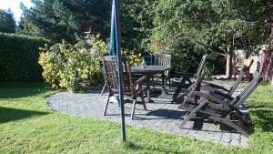 einen Tisch und Stühle im Garten mit Sonnenschirm in der Unterkunft Ferienhaus Lara in Heimbach
