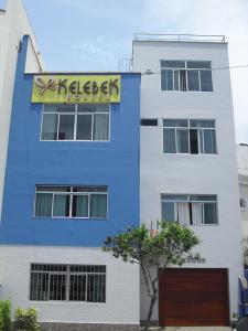 ein blau-weißes Gebäude mit einem Schild darauf in der Unterkunft Kelebek Hostel in Lima