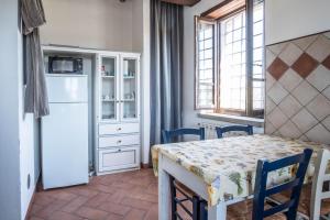 A kitchen or kitchenette at Agriturismo Goccia di Luna