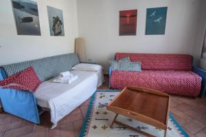 A seating area at Agriturismo Goccia di Luna