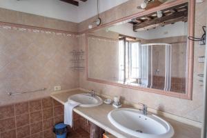 A bathroom at Agriturismo Goccia di Luna