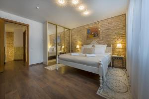 um quarto com uma cama e uma parede de tijolos em Kesminta Apartments em Vilnius