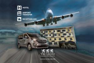 une publicité pour un bus avec un avion survolant un bâtiment dans l'établissement Hotel Ristorante Tre Leoni, à Somma Lombardo
