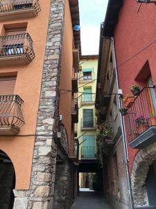 a narrow alley between two buildings with balconies at Apartamento vacacional in El Pont de Suert