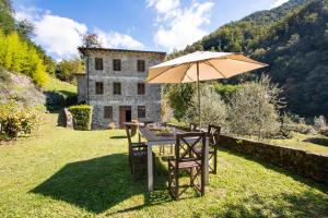 En have udenfor Holiday villa with pool, Mulino del Pita