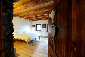 Tempat tidur dalam kamar di Albergo Diffuso Comeglians