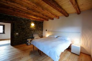 Tempat tidur dalam kamar di Albergo Diffuso Comeglians