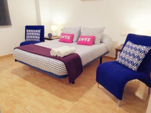 1 dormitorio con 1 cama y 2 sillas azules en Central Apartment in Valencia with WIFI + Parking., en Valencia