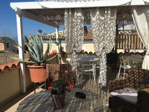 une terrasse avec des chaises, une table et un cactus dans l'établissement BellaVista Bike Stop, à Spoltore