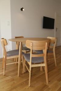 Televízia a/alebo spoločenská miestnosť v ubytovaní Apartament Zielone Tarasy