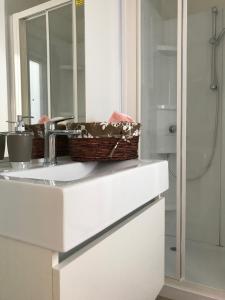 W łazience znajduje się umywalka i lustro. w obiekcie Camping Verona Village w Weronie