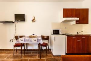 Kuchyň nebo kuchyňský kout v ubytování Sara Apartments Malinska