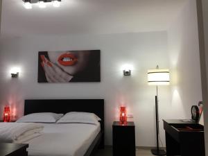 1 dormitorio con 1 cama y una pintura en la pared en Luxury Apartment, en Galaţi