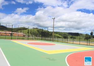 a basketball court with a basketball hoop at Engenho da Serra Hotel EcoResort in Capitólio +47 photos