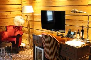 TV a/nebo společenská místnost v ubytování Det Hanseatiske Hotel