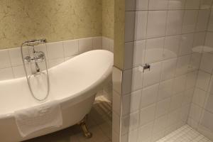 Koupelna v ubytování Det Hanseatiske Hotel