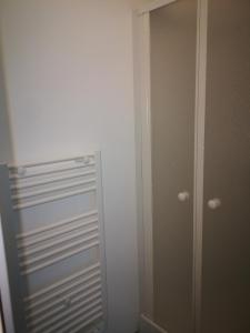 a closet with a white door and a glass dooricipatededitionangering at lupin in Rochefort