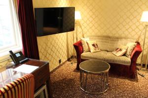 TV a/nebo společenská místnost v ubytování Det Hanseatiske Hotel