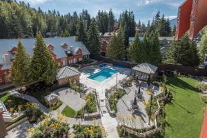 una vista aérea de una casa con piscina y patio en Lake Placid Lodge by Whiski Jack, en Whistler