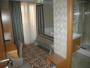 A bathroom at Alfa Hotel