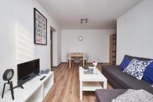 Televízia a/alebo spoločenská miestnosť v ubytovaní Noctis Apartment Pańska II