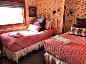 A bed or beds in a room at Historic Skagway Inn