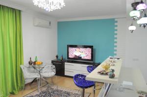 Una televisión o centro de entretenimiento en Baku Seafront Apartment