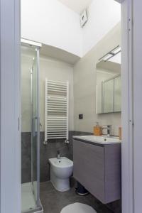トリノにあるsiccardi 15のバスルーム(洗面台、トイレ、鏡付)
