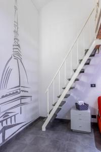 トリノにあるsiccardi 15の赤いソファ付きのリビングルームにある階段壁画