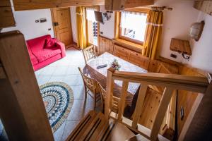 una vista aérea de una sala de estar con un sofá rojo en Appartamenti Touring, en Livigno