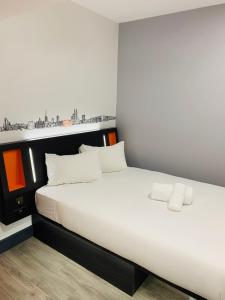 Llit o llits en una habitació de easyHotel Ipswich