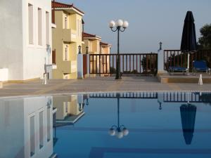 Bazén v ubytovaní Kyma Hotel alebo v jeho blízkosti