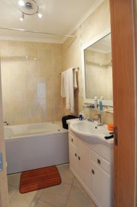 Koupelna v ubytování Quarteira Beach + 7 fotografií