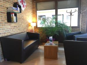 Posezení v ubytování LOGIS Hotel Restaurant Auberge Du Cheval Blanc