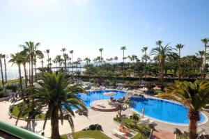 Bazén v ubytovaní Luxury Apartments in first beach line with pool alebo v jeho blízkosti