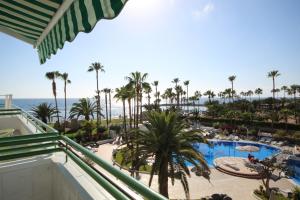 Bazén v ubytovaní Luxury Apartments in first beach line with pool alebo v jeho blízkosti