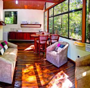 Χώρος καθιστικού στο Quality Cabins Monteverde
