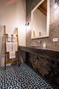 La salle de bains est pourvue d'un lavabo et d'un miroir. dans l'établissement The Sunset Shack, à Nosara