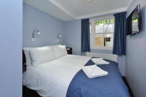 Säng eller sängar i ett rum på Angus Hotel