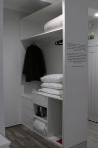 a room with a closet with white walls at Meia Laranja in Almeirim