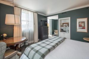 Postel nebo postele na pokoji v ubytování Sentinel Hotel
