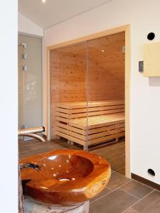 Ett badrum på Wäldermetzge Hüttenzimmer und Wohnungen