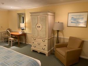 Una cama o camas en una habitación de Anchor In Hotel - Hyannis, MA
