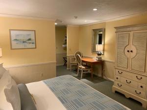 Una cama o camas en una habitación de Anchor In Hotel - Hyannis, MA