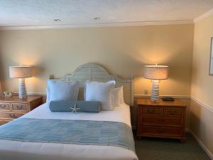Una cama o camas en una habitación de Anchor In Hotel - Hyannis, MA