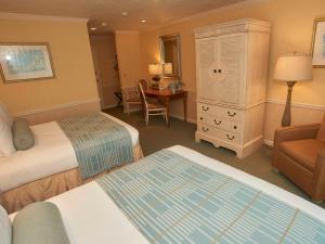 Una cama o camas en una habitación de Anchor In Hotel - Hyannis, MA